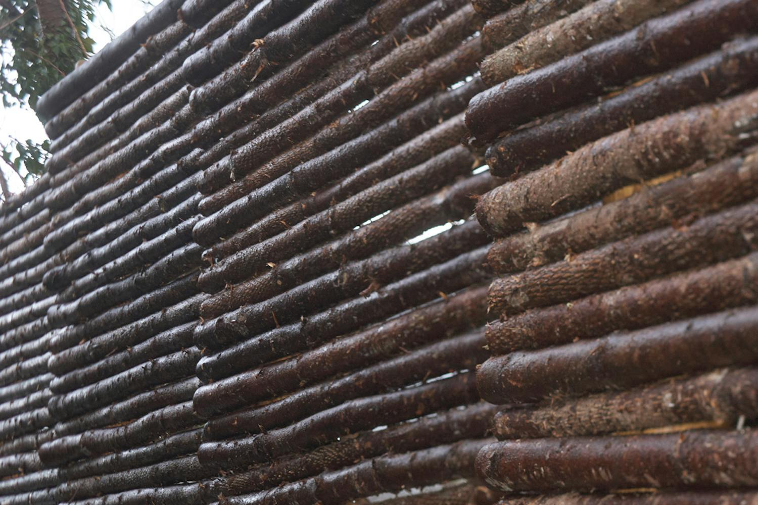 Rafterne i hegnet er i gran, der er meget modstandsdygtigt over for vejr og vind. Rafterne i hegnet er i gran, der er meget modstandsdygtigt over for vejr og vind.